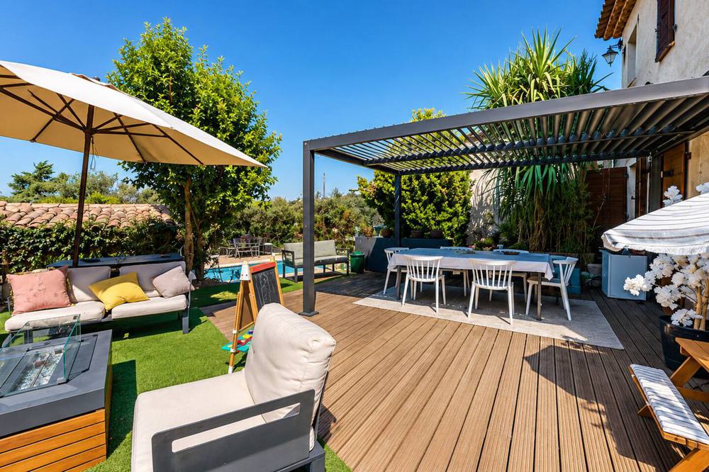 Terrasse aménagée et piscine d'une villa gérée à Mougins